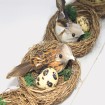 Vogel mit Federn und Ei im Rattannest 9x9x6cm